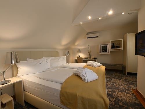 modernes Doppelzimmer mit Boxspingbett, Schreibtisch, Stihl und TV