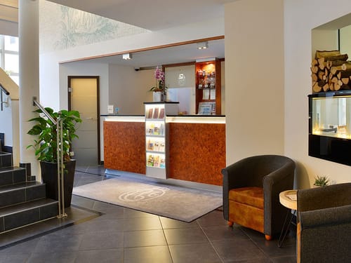 Rezeption und Lobby mit Sitzmöglichkeiten