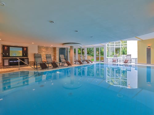 Indoor Pool im Wellnessbereich
