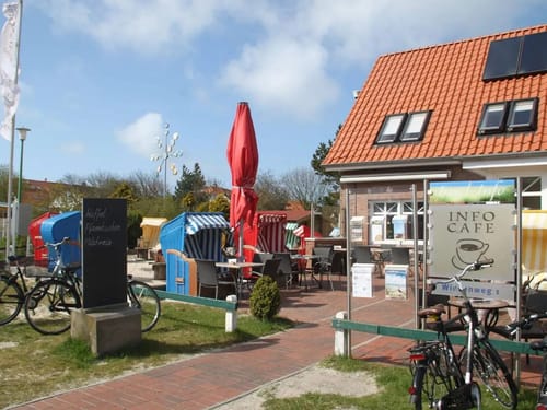 Gemütliches Urlaubscafé mit Strandkörben und Fahrrädern im Freien