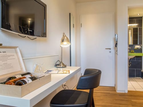 Moderne Hotelzimmereinrichtung mit Fernseher und Schreibtisch
