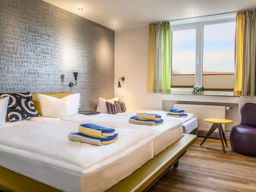 Modernes Doppelzimmer mit stilvoller Einrichtung und einladendem Ambiente