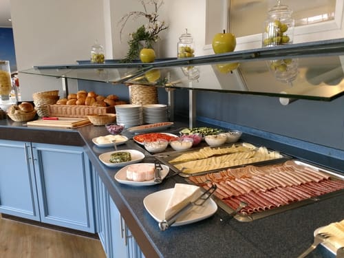 Frühstücksbuffet mit Aufschnitt, Käse und Brötchen