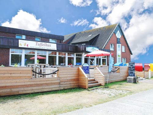 Entdecken Sie das Tuffelhus Restaurant, bekannt für seine köstlichen Kartoffel-Spezialitäten. Genießen Sie eine entspannte Zeit auf der einladenden Terrasse. Besuchen Sie uns täglich ab 13:00 Uhr.