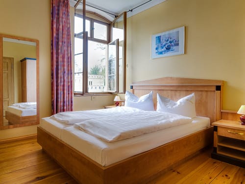 Standard Doppelzimmer mit Doppelbett, Wandspiegel, Sideboard und Kleiderschrank