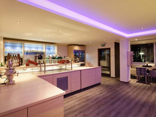 Buffetbereich modern gestaltet und mit LED Beleuchtung