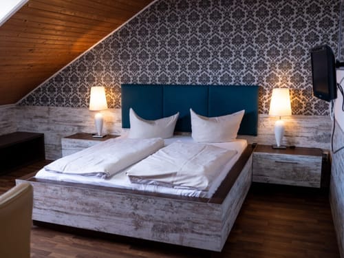 Doppelbett, Leselampen und TV im 2ten Obergeschoss