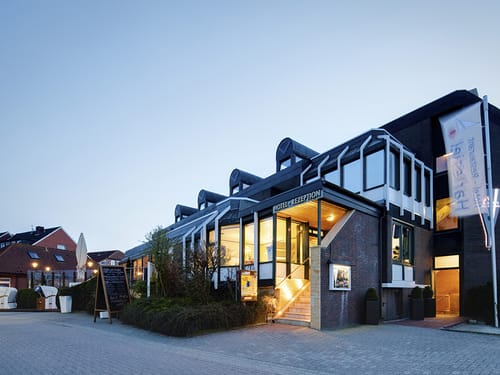 Außenansicht Hotel Harlesiel am Abend
