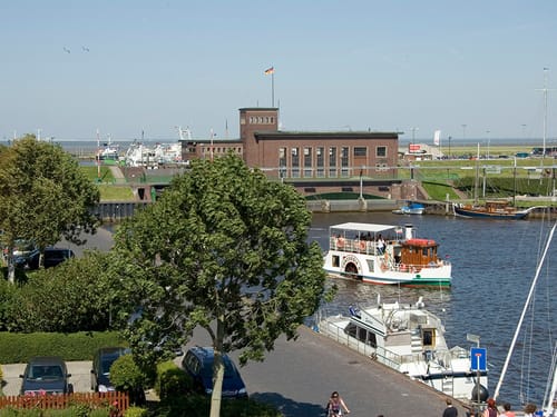 Hafenblick mit Schiffen in Harlesiel