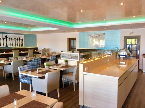 gemütlich kleine Tischgruppen und Buffets im Speiseraum