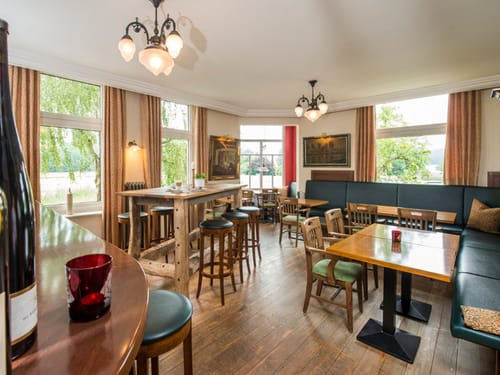 gemütliches Hotelrestaurant mit verschiedenen Sitzmöglichkeiten