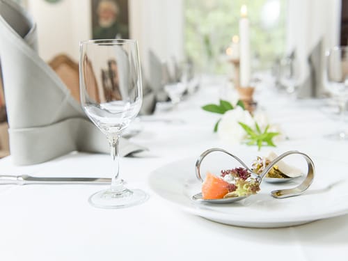 weiß eingedeckter Tisch Weingläsern