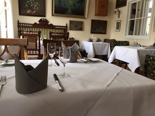 weiß eingedeckte Tische im Hotelrestaurant