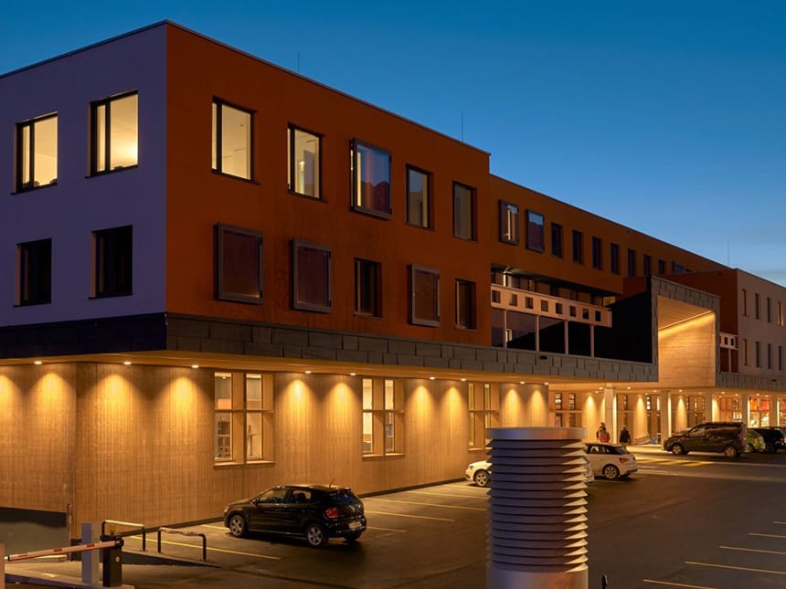 Hotel am abend von Außen