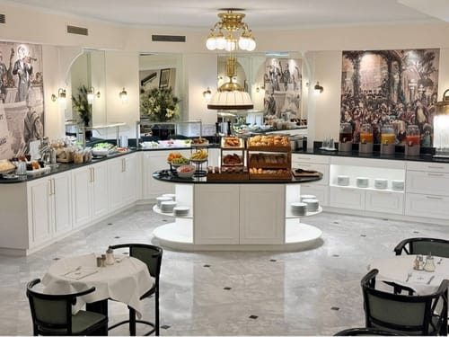 Elegantes Frühstücksbuffet in einem stilvollen Hotelrestaurant mit vielfältiger Auswahl an Speisen.