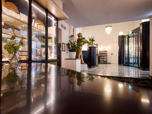 Elegantes Hotel-Foyer mit Spiegelung auf glänzendem Tisch