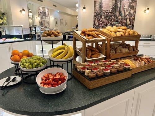 Frühstücksbuffet mit frischem Obst und Gebäck
