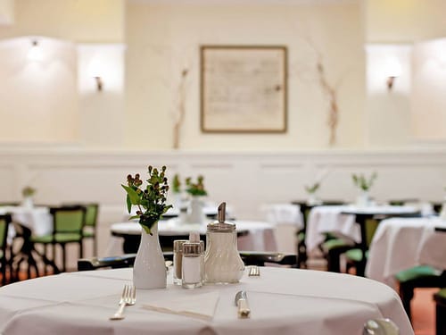 gedeckter Tisch im Hotelrestaurant