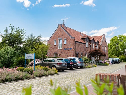 Ansicht Parkplatz und Hausansicht
