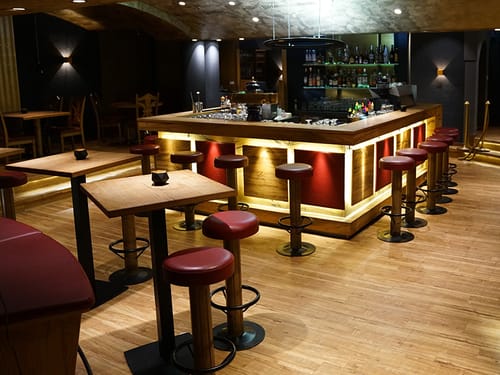 Hotelbar mit verschiedenen Sitzgelegenheiten