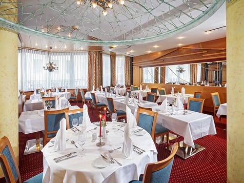 Hotelrestaurant mit weiß eingedeckten Tischen