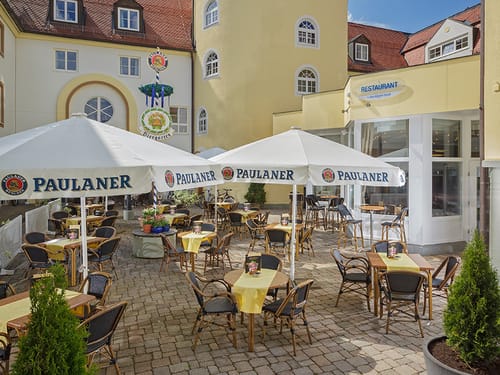 Hotelterasse im Innenhof