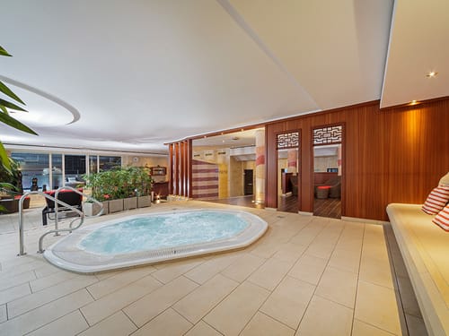 Wellnessbereich mit Whirlpool