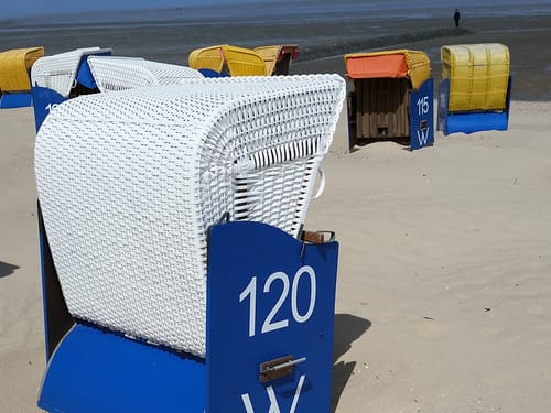 Sandstrand mit Strandkörben