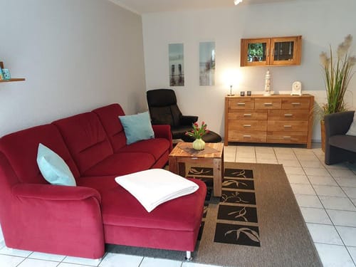 Couch, Tisch, Sessel und Sideboard im Wohnzimmer
