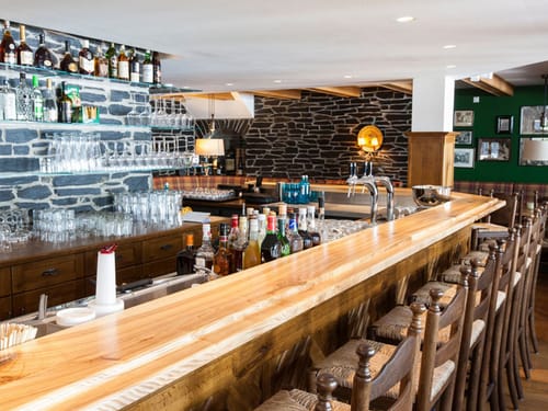 Hotelbar mit Barhockern