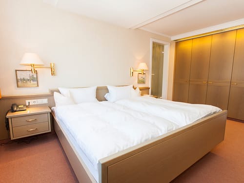 Doppelbett, mit Nachttischen, Leselampen und Wandschrank