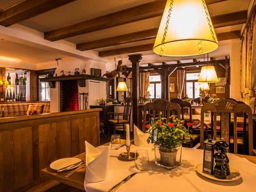 eingedeckte Tische im Hotelrestaurant