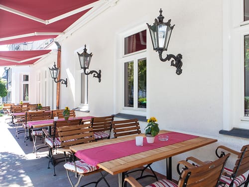 gemütliche Hotelterrasse mit verschiedenen Sitzmöglichkeiten