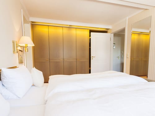 modern eingerichtetes Doppelzimmer