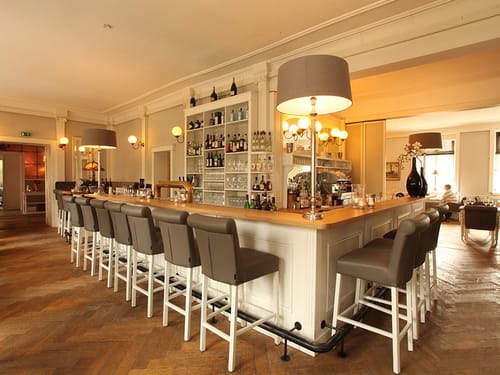 Hotelbar mit Barhockern aus Leder