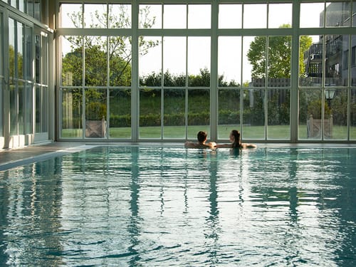 Paar im Indoor Pool