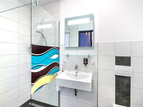 Bad im Doppelzimmer mit Dusche, WC, Waschtisch, Ablage und Spiegel