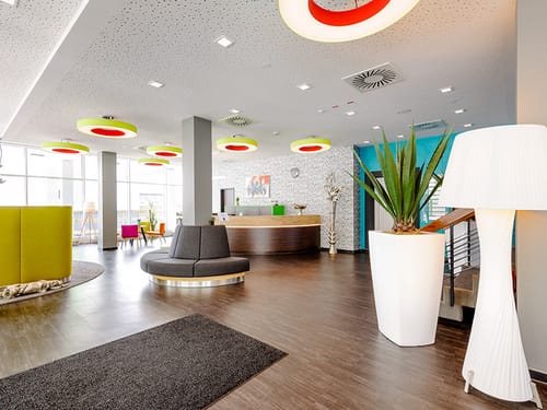 moderne Lobby und Rezeption in bunten Farben gestaltet