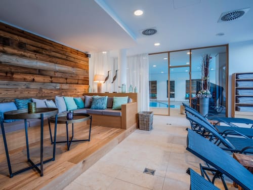 Moderne Spa-Lounge mit Holzverkleidung und Poolbereich