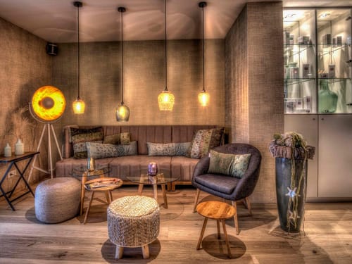 Gemütlicher Lounge-Bereich mit stilvoller Beleuchtung und modernen Möbeln