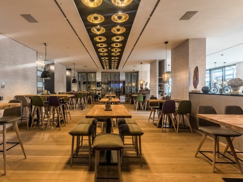 Modernes Restaurantinterieur mit stilvoller Beleuchtung und gemütlicher Atmosphäre.