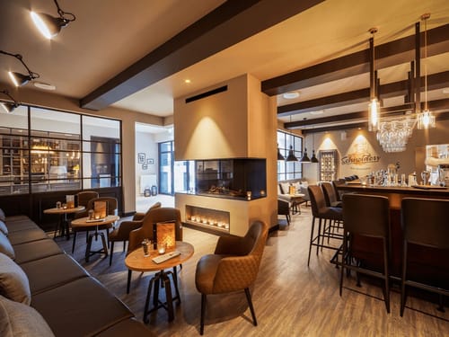 Hotelbar mit verschiedenenen Sitzmöglichkeiten