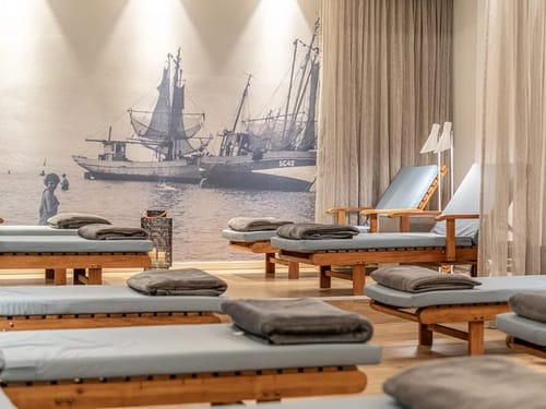verschiedene Relaxliegen im Ruheraum in der Wellnessoase