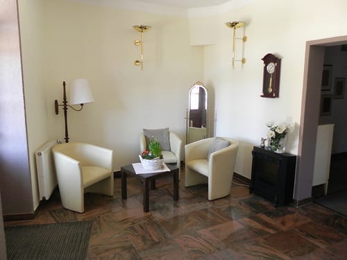 drei Sessel und ein Tisch in der Lobby