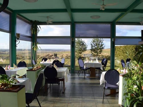 Restaurant im Wintergarten mit verschiedenen Tischgruppen