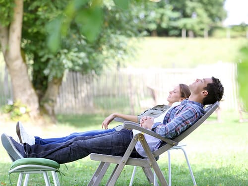 Paar im Garten