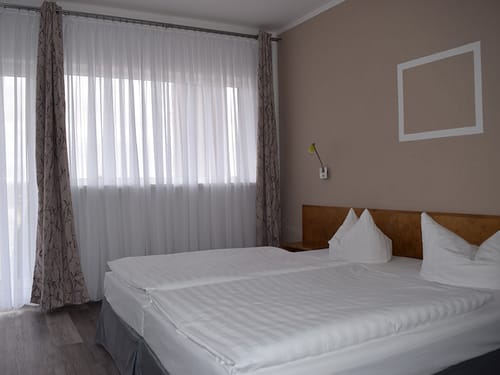 Doppelzimmer Stndard mit Doppelbett und Balkon