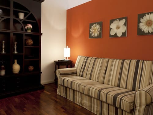 Sitzmöglichkeit auf der Couch im Hotelzimmer