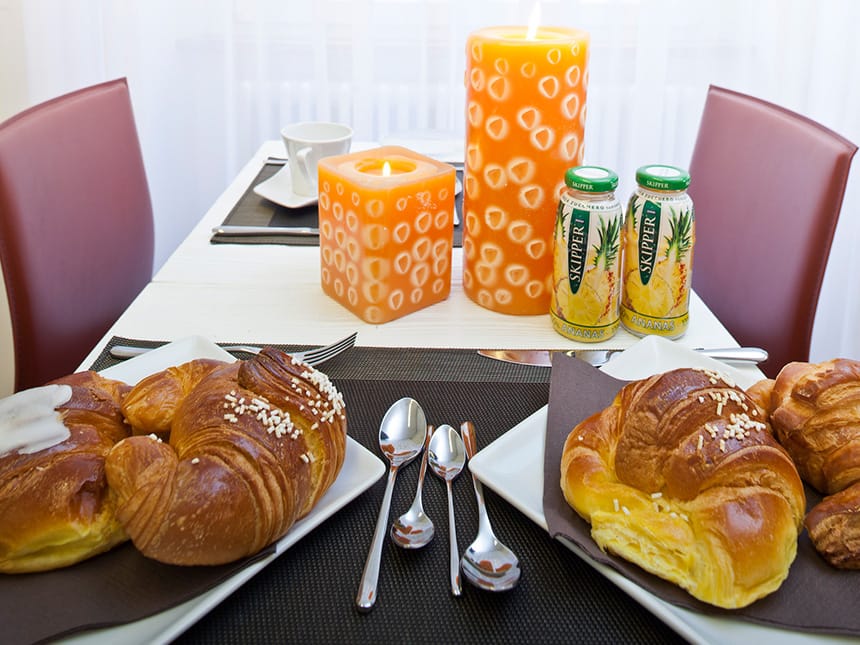 Saft, Kaffee und Croissant zum Frühstück