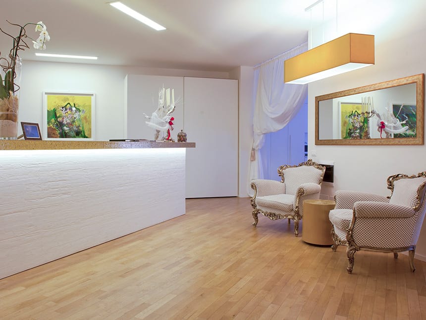 Eingangsbereich mit Rezeption und zwei Sesseln